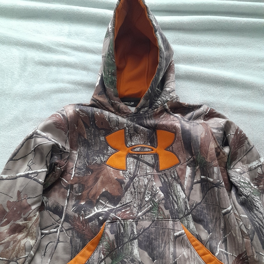 Boy's Under Armour Camo hoodie size Medium